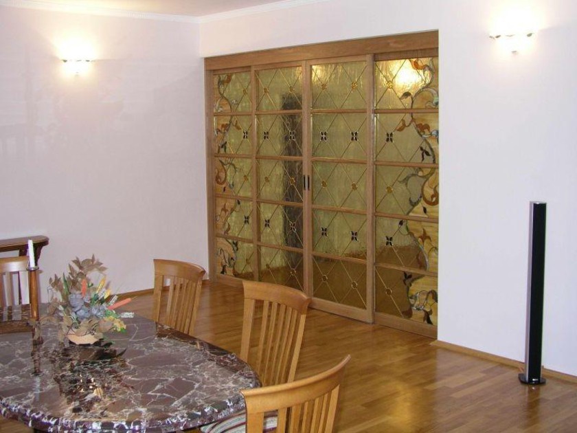 Перегородка для гостиной с цветным стеклом и декоративными вставками Стерлитамак