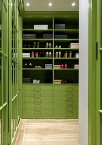 Г-образная гардеробная комната в зеленом цвете Стерлитамак