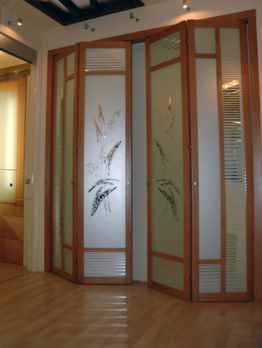 Широкие двери гармошка с матовым стеклом и рисунком Стерлитамак