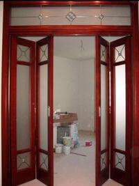 Дверь гармошка с декоративными стеклянными вставками Стерлитамак